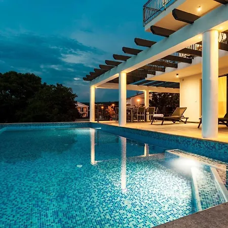 In Mit Grossem Pool Holiday home