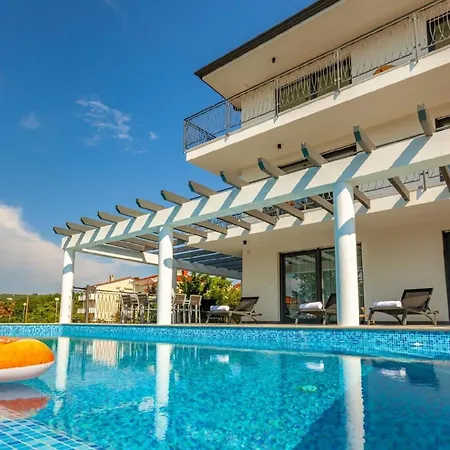 In Mit Grossem Pool Holiday home Malinska
