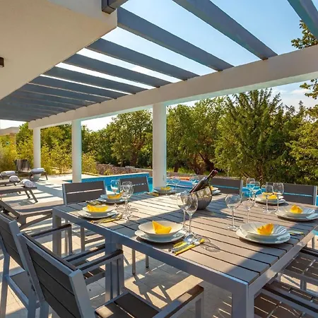 In Mit Grossem Pool Holiday home Malinska